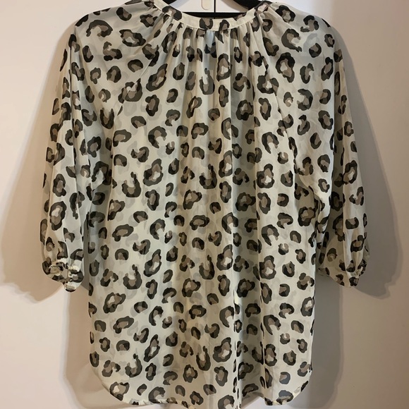 Buttons animal print top size Medium 🇺🇸Made in USA - Picture 4 of 7